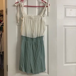 Romper with elastic waist. White and Seafoam bottom